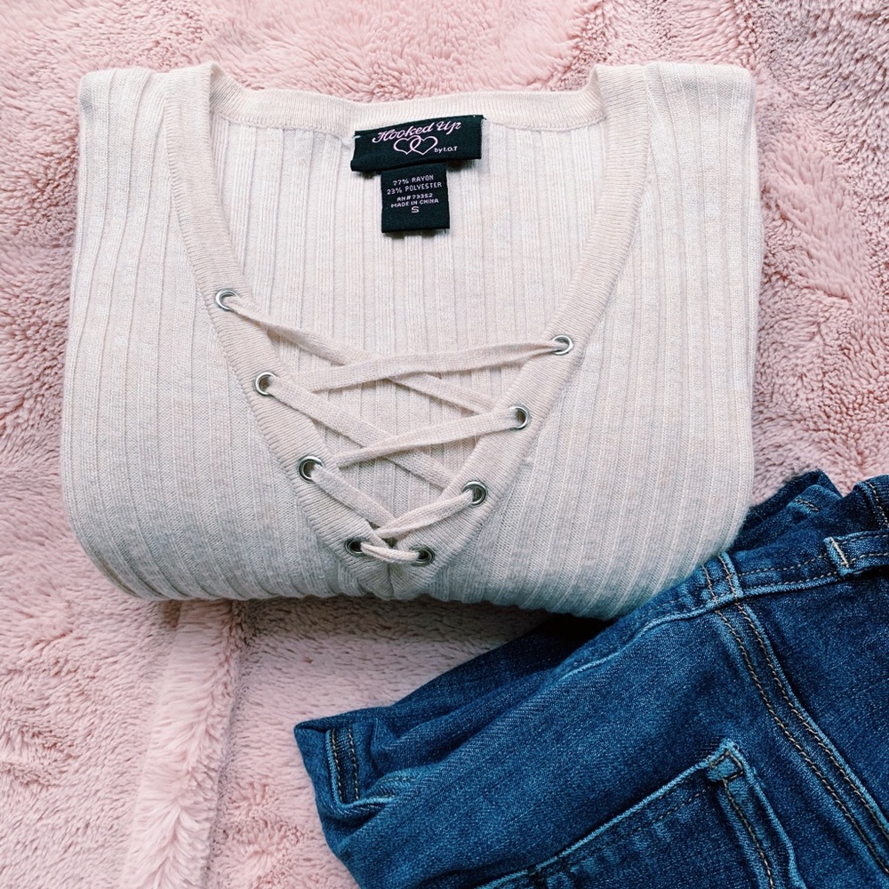 NUDE CRISSCROSSING TOP 💛